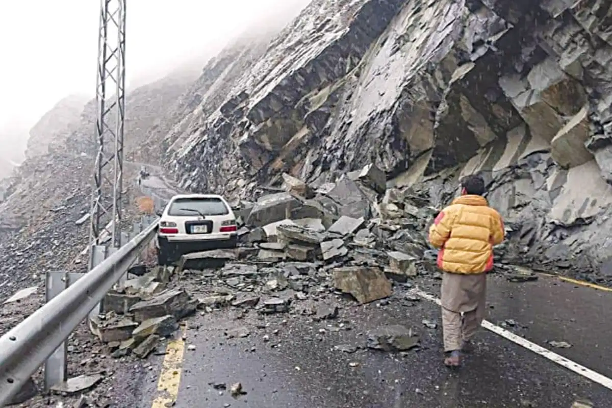 لینڈ سلائیڈنگ سے شاہراہ قراقرم بند، گلگت بلتستان کا زمینی رابطہ منقطع