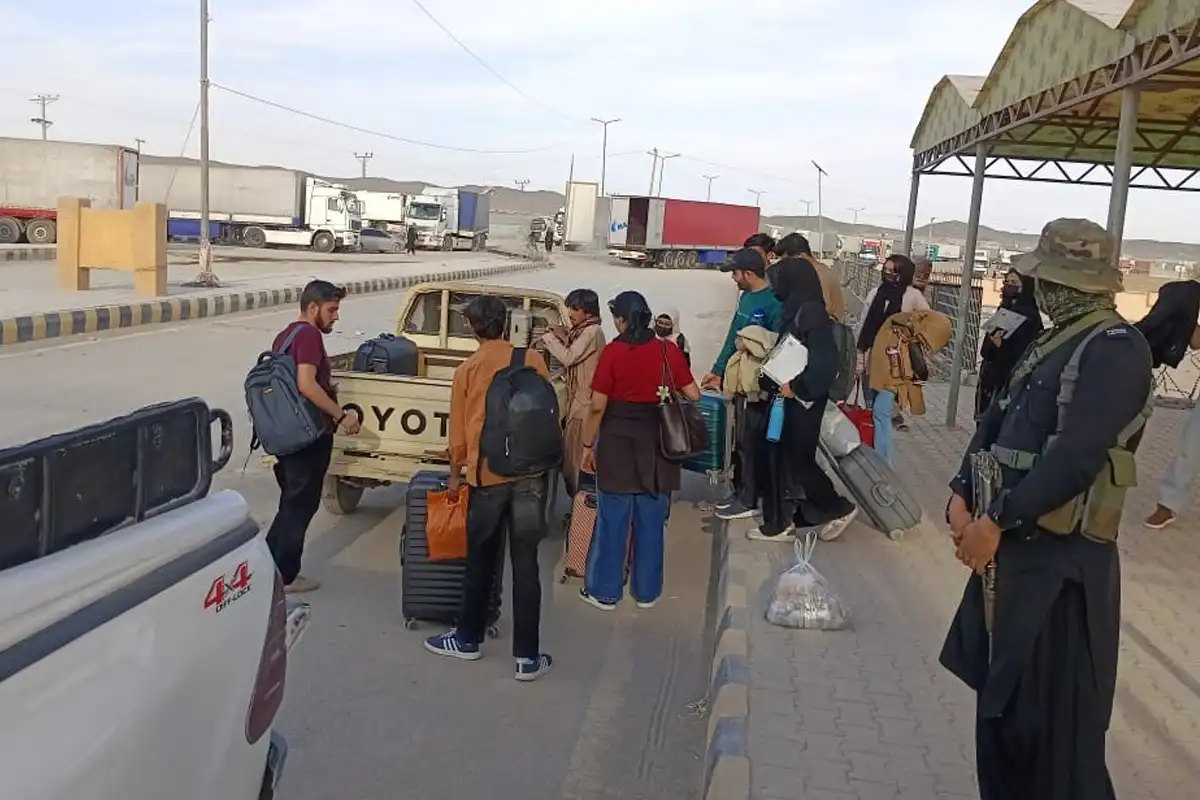 ایران سے پاکستانیوں کی واپسی کا سلسلہ شروع، درجنوں طلبہ اور سیاح وطن پہنچ گئے