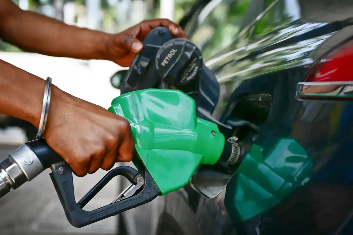 پیٹرول کی قیمت میں 30 روپے فی لیٹر تک اضافے کا امکان