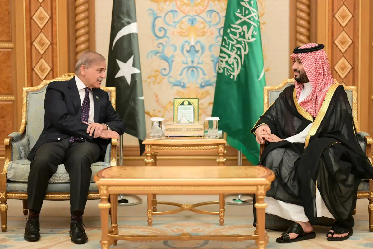 وزیر اعظم مختصر اور ہنگامی دورے پر سعودی عرب روانہ