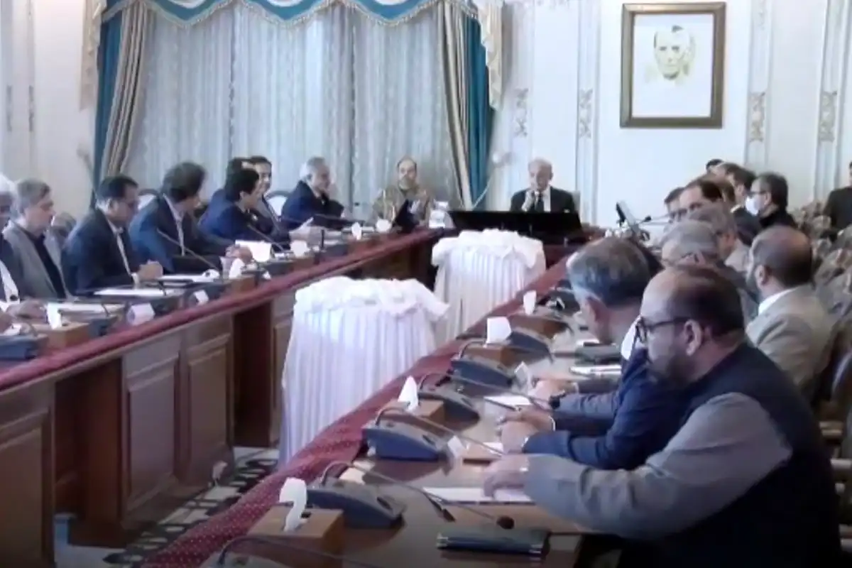 وزیر اعظم کا پیٹرولیم مصنوعات کی ذخیرہ اندوزی کے خلاف سخت کارروائی کا حکم