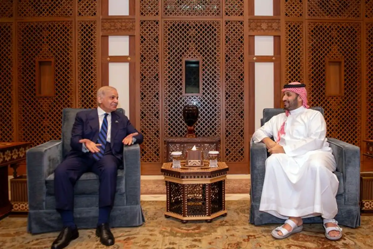 وزیراعظم سعودی عرب سے وطن واپس پہنچ گئے