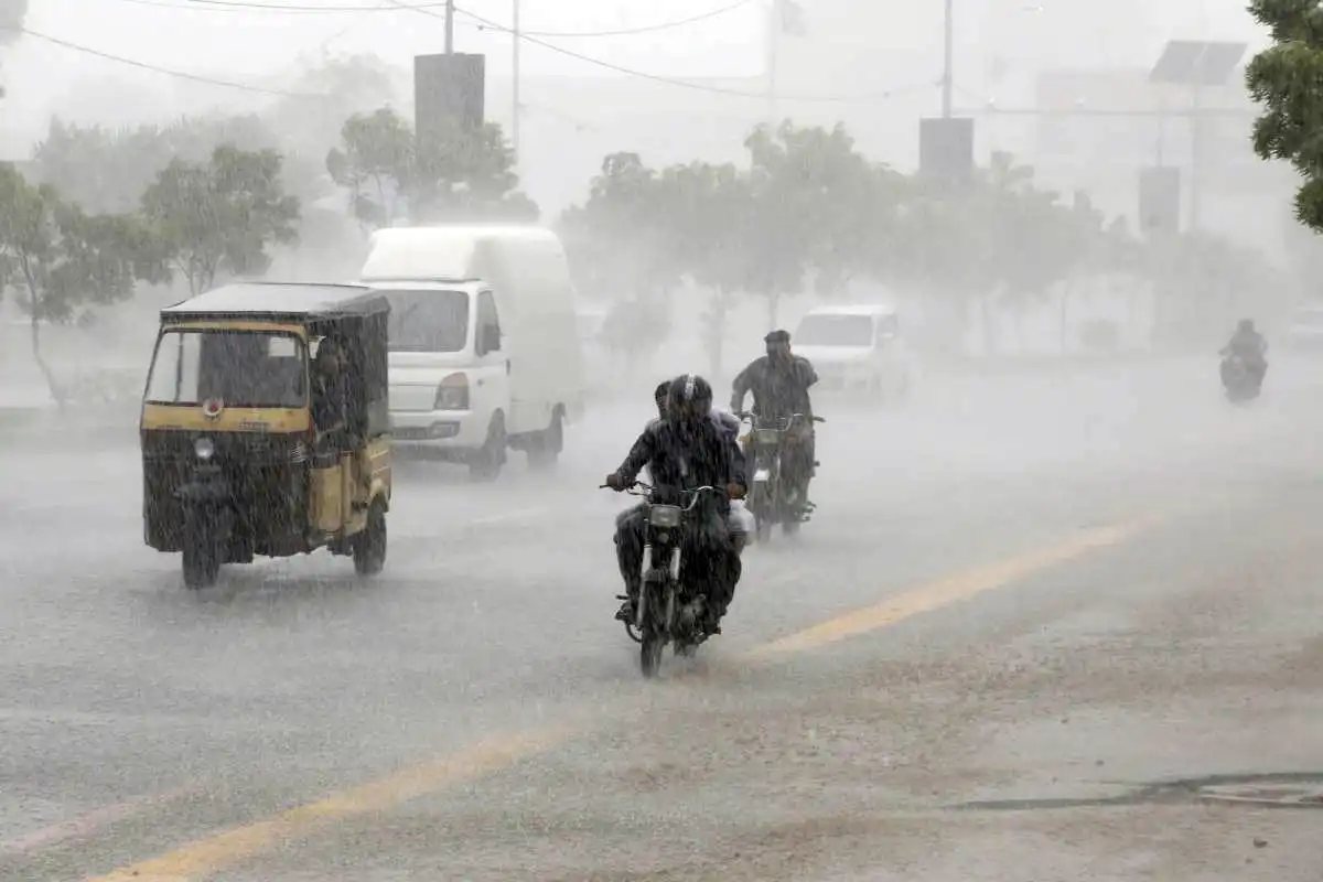 کراچی میں طوفانی بارش کی تباہی، 18 افراد جاں بحق، کئی زخمی