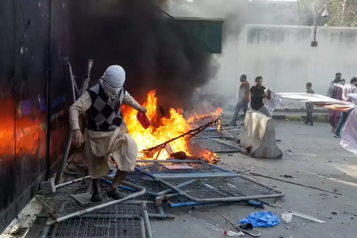 کراچی قونصل خانے میں مظاہرین پر فائرنگ امریکی فوجیوں نے کی، رپورٹ میں تصدیق