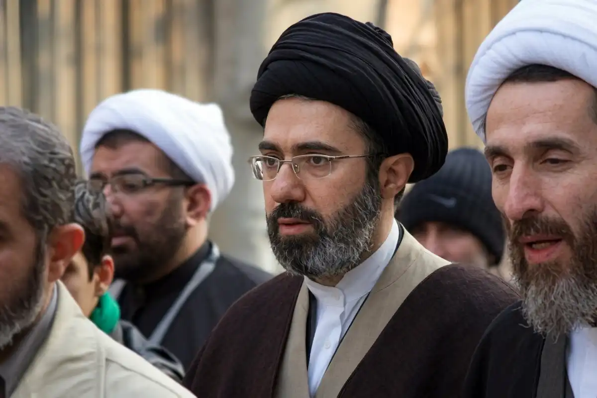 ایران کے نئے رہبر اعلیٰ آیت اللہ سید مجتبیٰ خامنہ ای کون ہیں؟