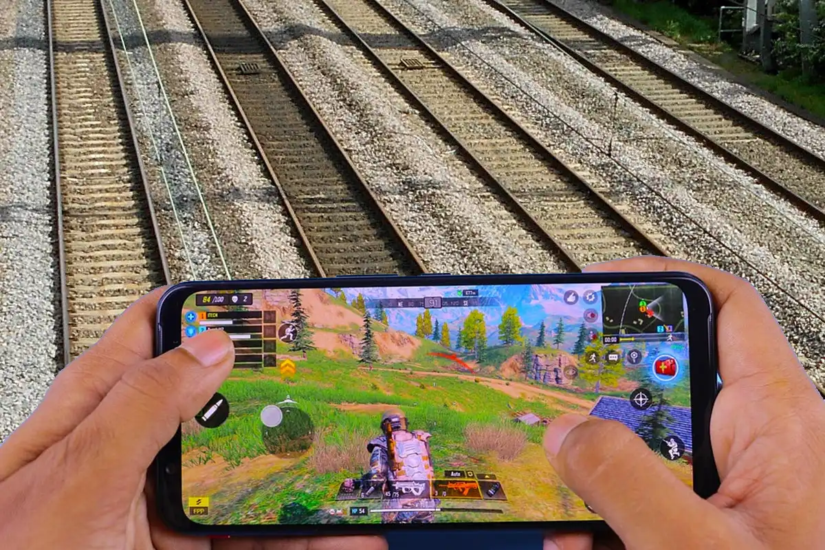 لودھراں : ہینڈ فری لگا کر ریلوے پٹڑی پر گیم کھیلنے والا نوجوان ٹرین کی ٹکر سے جاں بحق، ایک زخمی