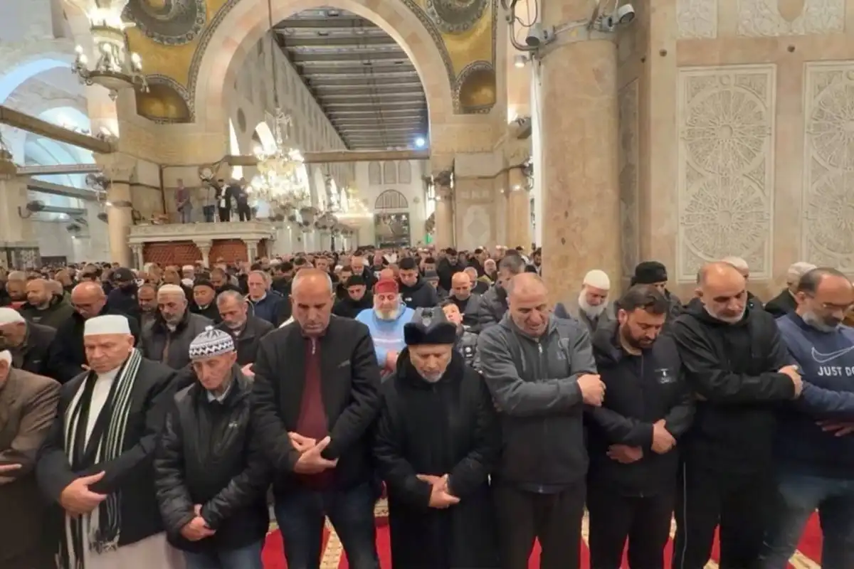 مسجد اقصیٰ کی بحالی کے بعد پہلے جمعہ پر فجر میں ہزاروں نمازیوں کی شرکت