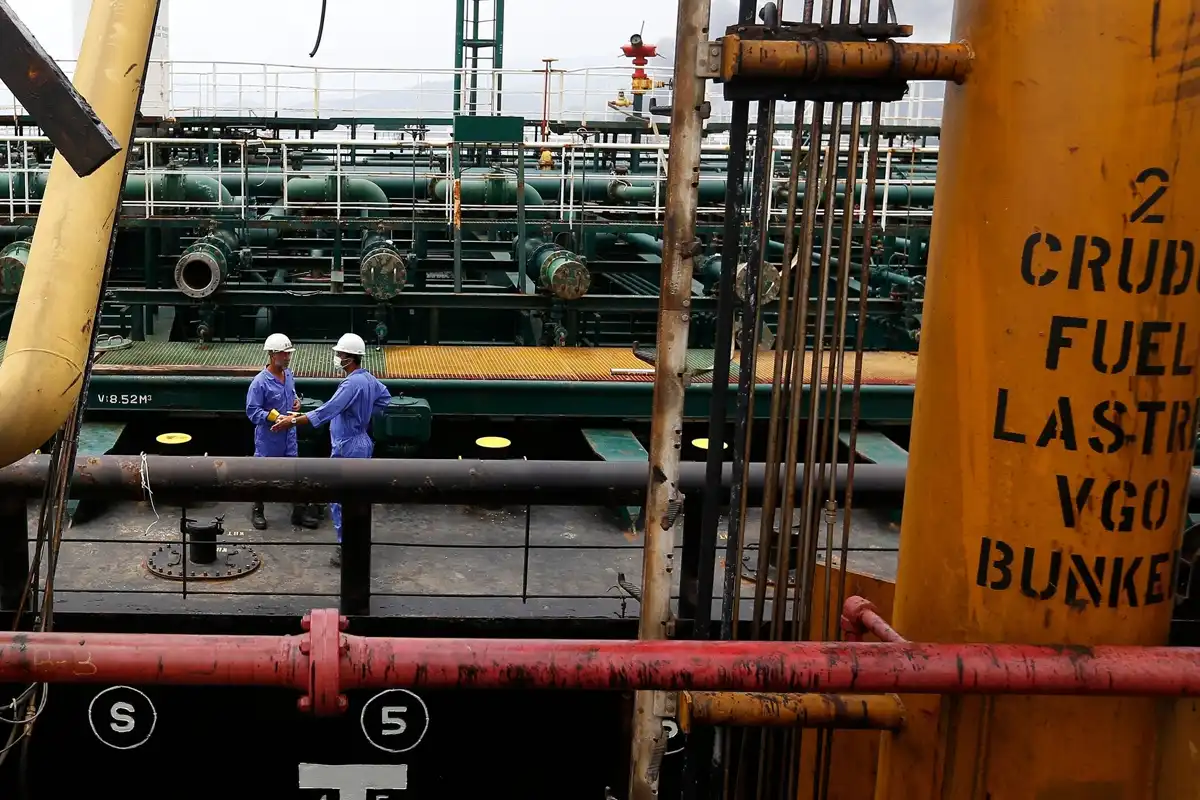 ایران امریکی پابندیوں اور جنگ کے باوجود تیل کی برآمدات جاری رکھنے میں کامیاب