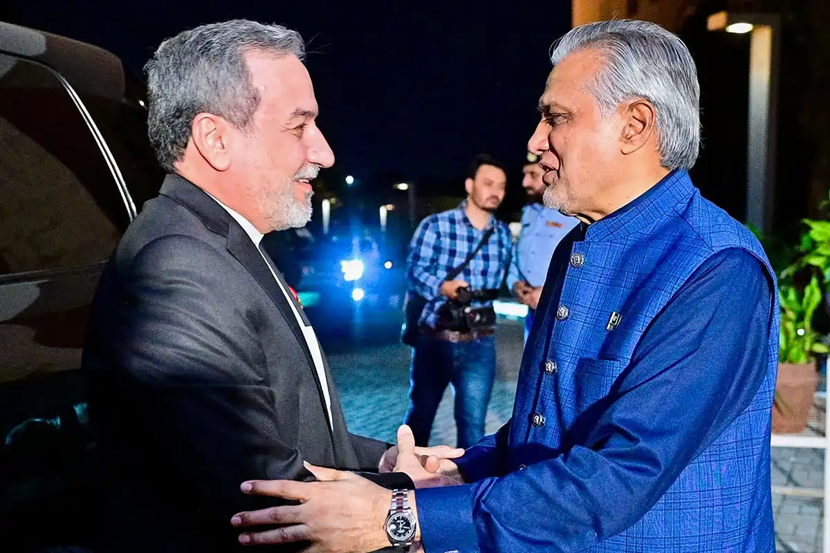 ایرانی وزیر خارجہ کا اسحاق ڈار سے ٹیلیفونک رابطہ، جنگ بندی اور مذاکرات پر تبادلہ خیال