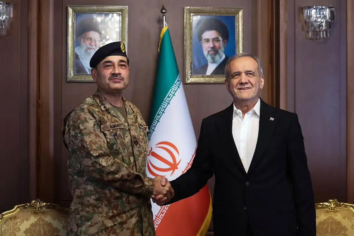 تہران میں ایرانی صدر اور فیلڈ مارشل عاصم منیر کی ملاقات، خطے کی سلامتی پر تبادلہ خیال