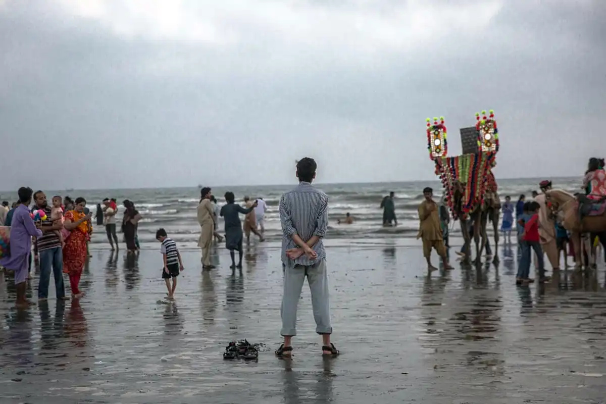 کراچی کے تفریحی مقامات غیر محفوظ، سی ویو پر ڈکیتی کی سنگین واردات