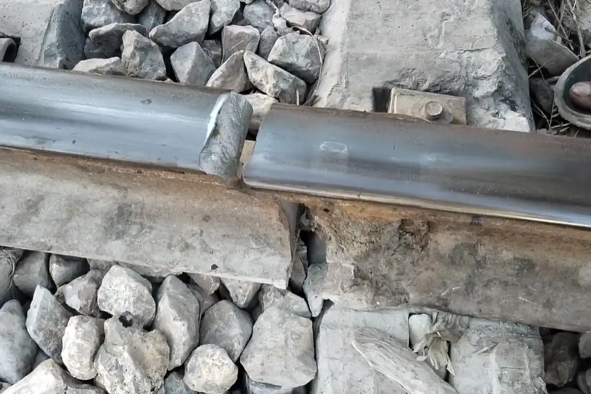 حیدرآباد میں ریلوے پٹری ٹوٹ گئی، ٹرین کے ڈرائیور کی حاضر دماغی سے بڑا حادثہ ٹل گیا