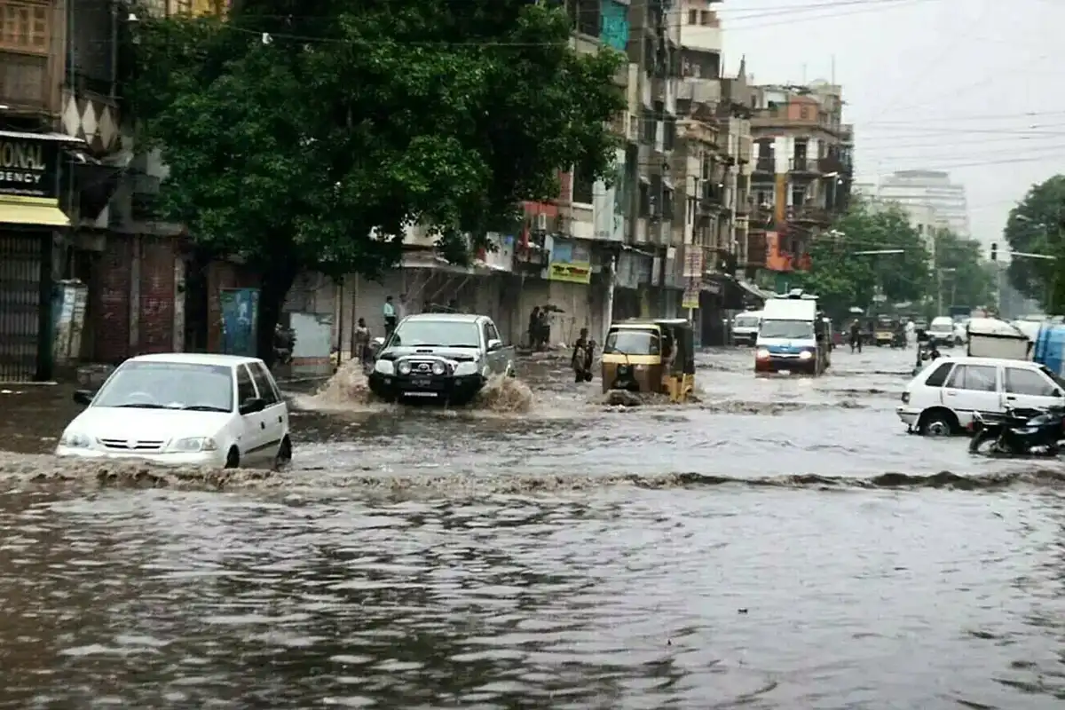کراچی میں بارشیں، سندھ حکومت کا متعلقہ اداروں کو الرٹ رہنے کا حکم، عملے کی چھٹیاں منسوخ
