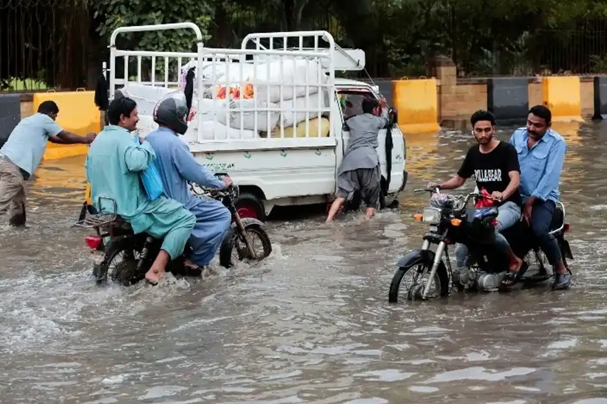 کراچی میں ریکارڈ توڑ بارش سے اکتالیس سالہ ریکارڈ ٹوٹ گیا، سات افراد جاں بحق