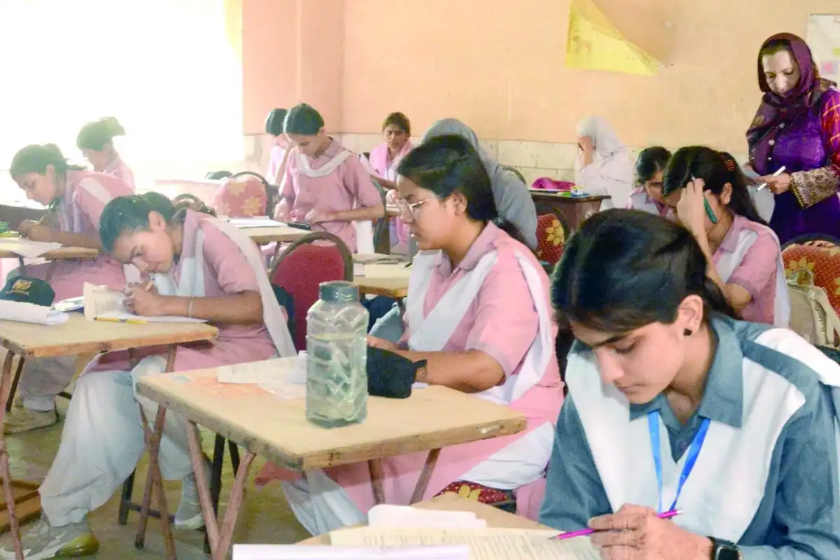 سندھ حکومت کا امتحانات میں نقل کرنے والے طلبہ پر تاحیات پابندی لگانے کا فیصلہ