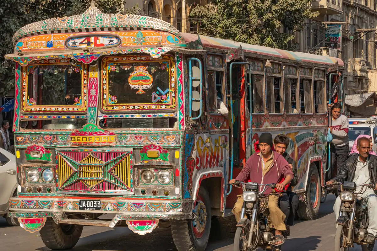 سندھ میں بغیر روٹ پرمٹ اور فٹنس کے چلنے والی گاڑیوں کے خلاف کریک ڈاؤن کا حکم