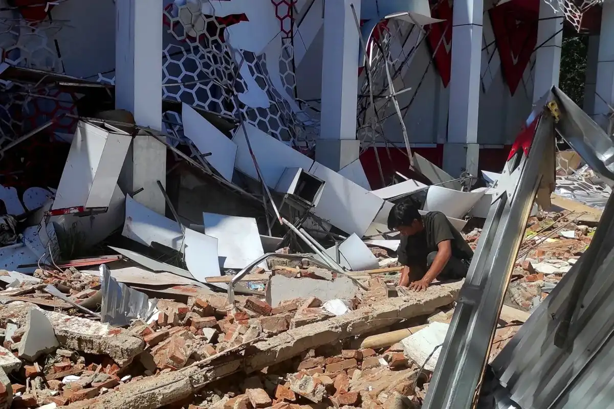 انڈونیشیا میں 7.4 شدت کا زوردار زلزلہ، عمارتیں لرز گئیں، کئی تباہ، ایک خاتون ہلاک