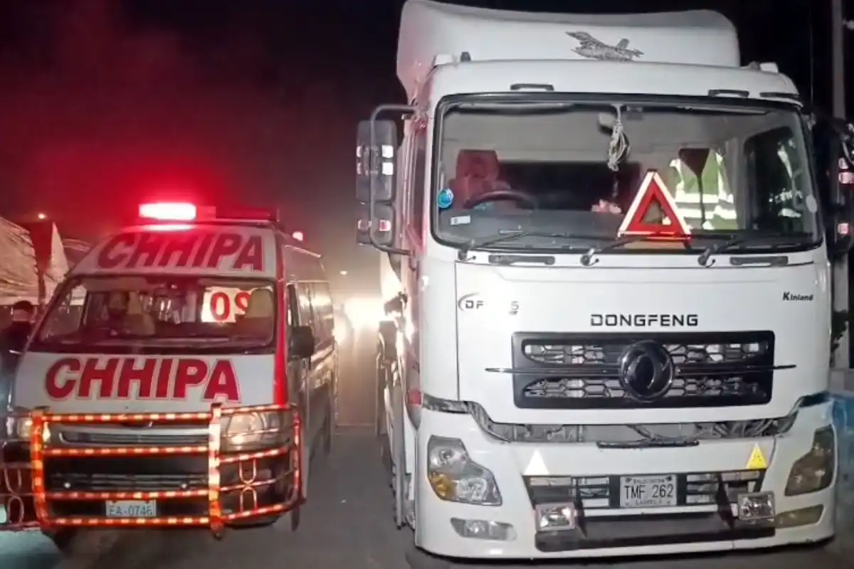 کراچی میں 16 گھنٹوں کے دوران ٹریفک حادثات نے دو بہنوں سمیت 6 افراد کی جان لے لی