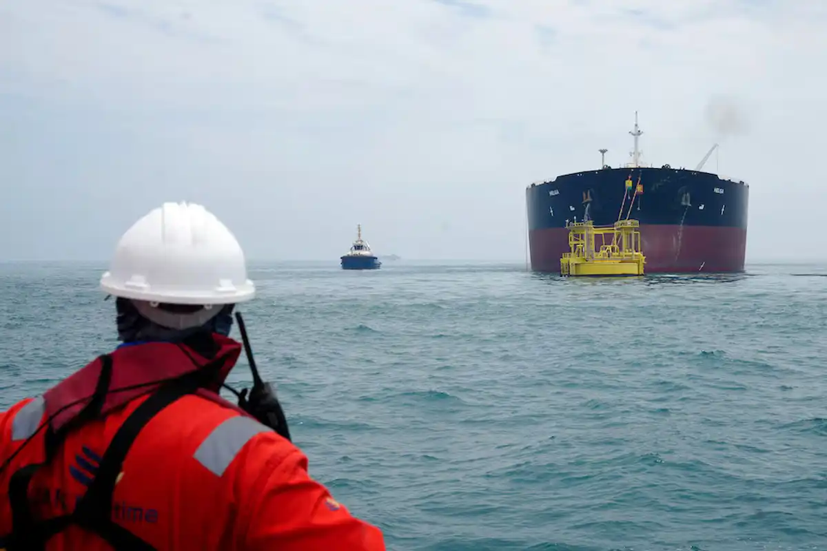 امریکی بحریہ نے ایرانی تیل بردار جہاز کو روک لیا