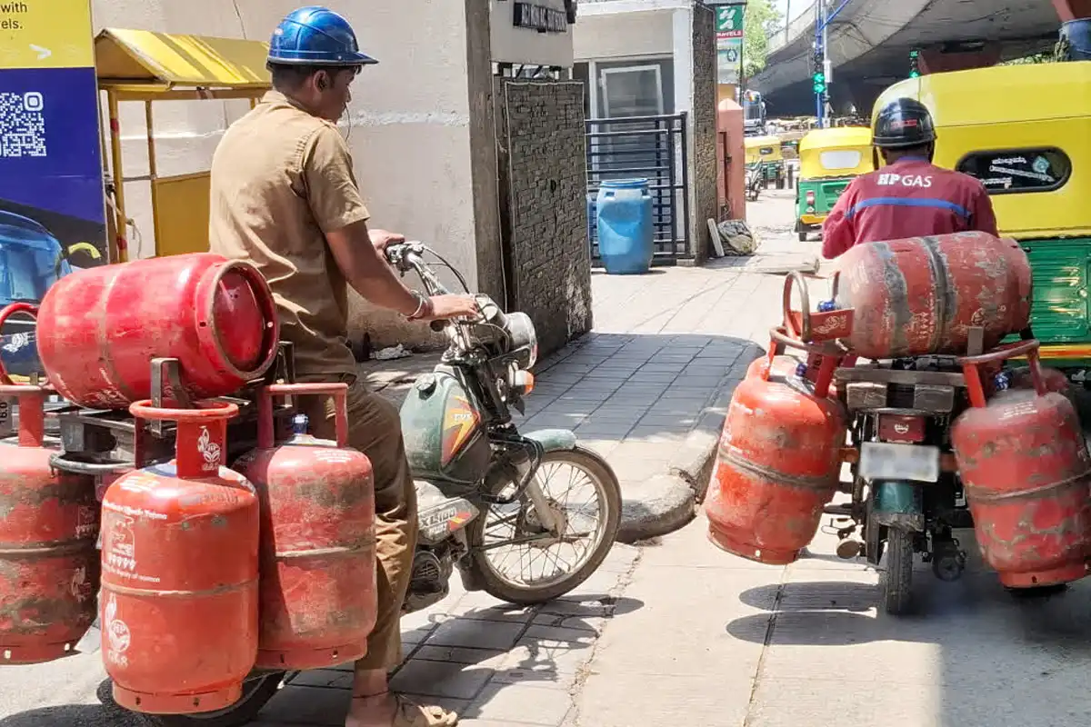 بھارت میں ایندھن کا بدترین بحران، ممبئی سے راجستھان تک زندگی مفلوج، ایل پی جی سلنڈر کی قلت