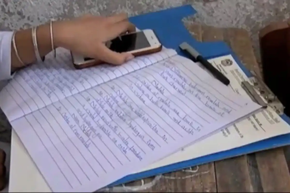 کراچی میں نقل مافیا ایک بار پھر بازی لے گیا؛ پرچہ شروع ہونے سے قبل ہی حل شدہ پرچہ وائرل