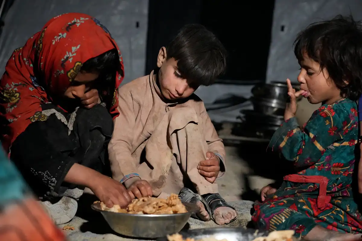 افغانستان میں دو وقت کی روٹی کیلئے بچے فروخت ہونے لگے، بی بی سی