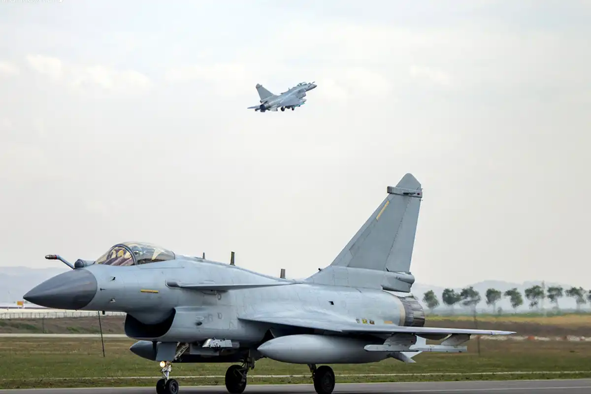 چین کے J-10C طیارے پانچ سو کلومیٹر تک مار کرنے والے میزائل سے لیس کر دیئے گئے