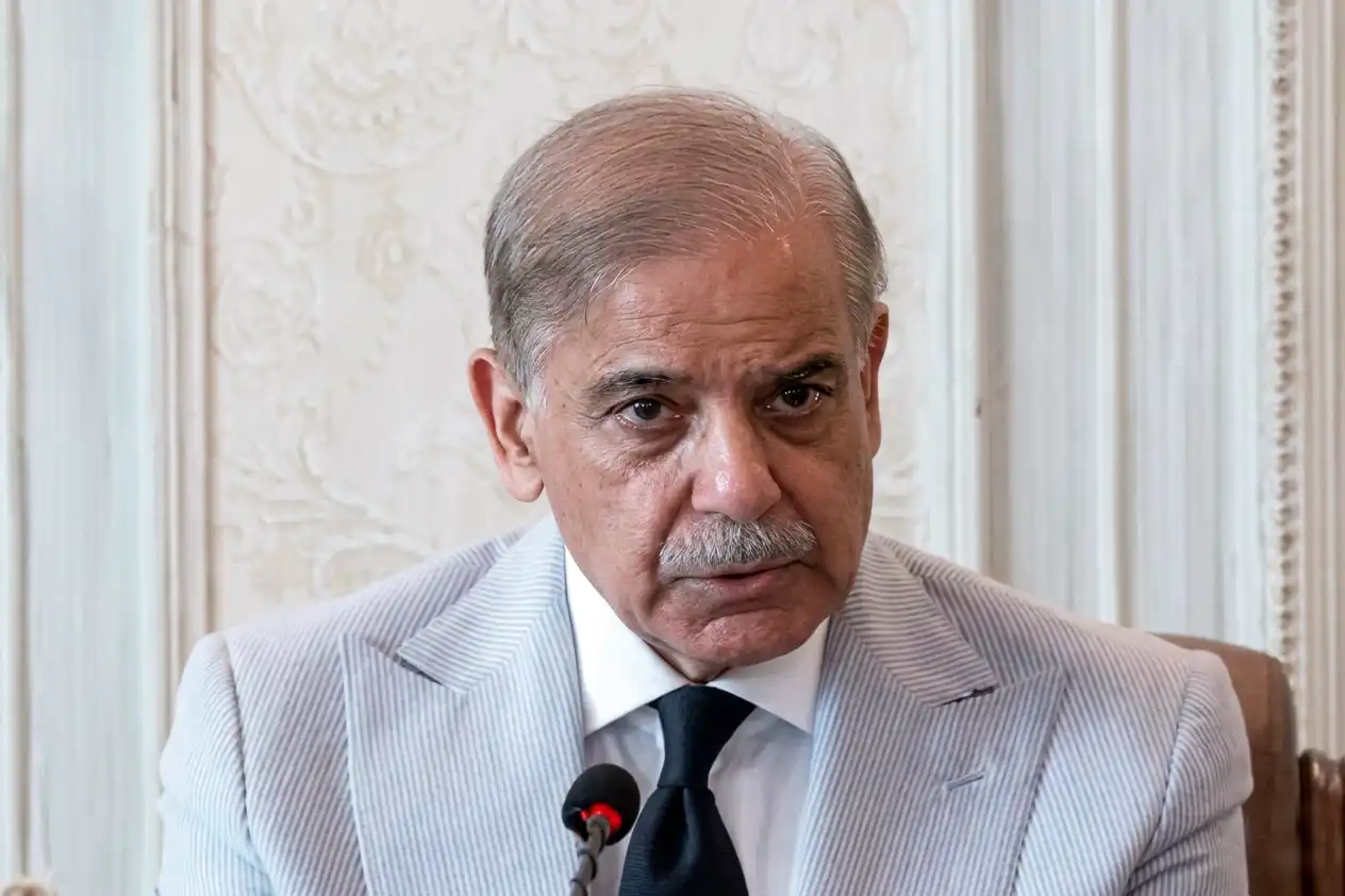 مشرقِ وسطیٰ میں جنگ کے بادل، پاکستان کو چیلنجز کا ڈٹ کر مقابلہ کرنا ہو گا، وزیراعظم