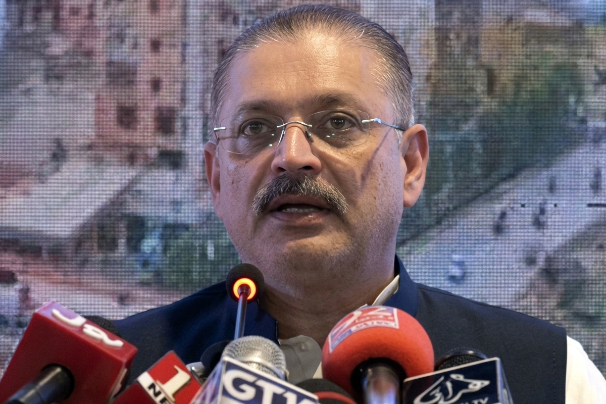 شرجیل میمن کا خیرپور میں پیپلز بس سروس کا افتتاح، مخالفین پر کڑی تنقید
