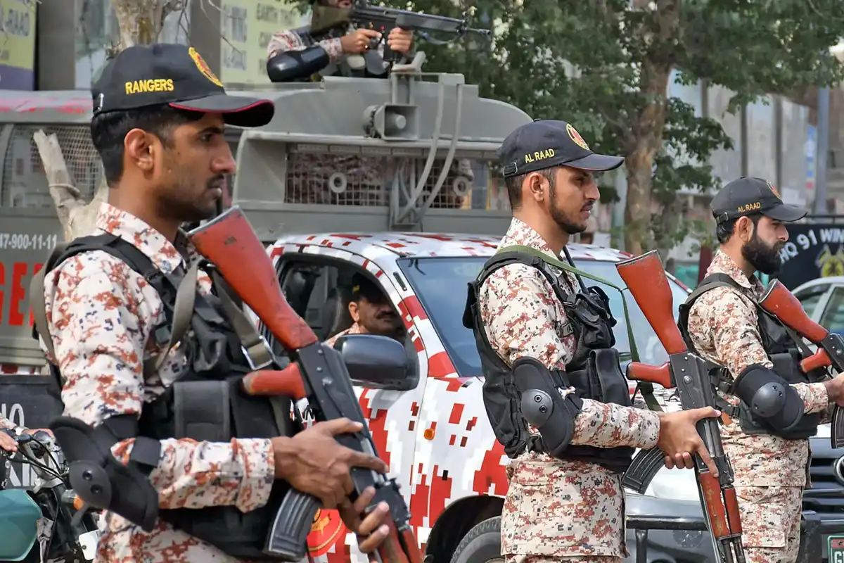کراچی میں رینجرز نے تیس مار خان اور کمانڈو گروہ کے 5 کارندے اسلحہ سمیت دھر لئے