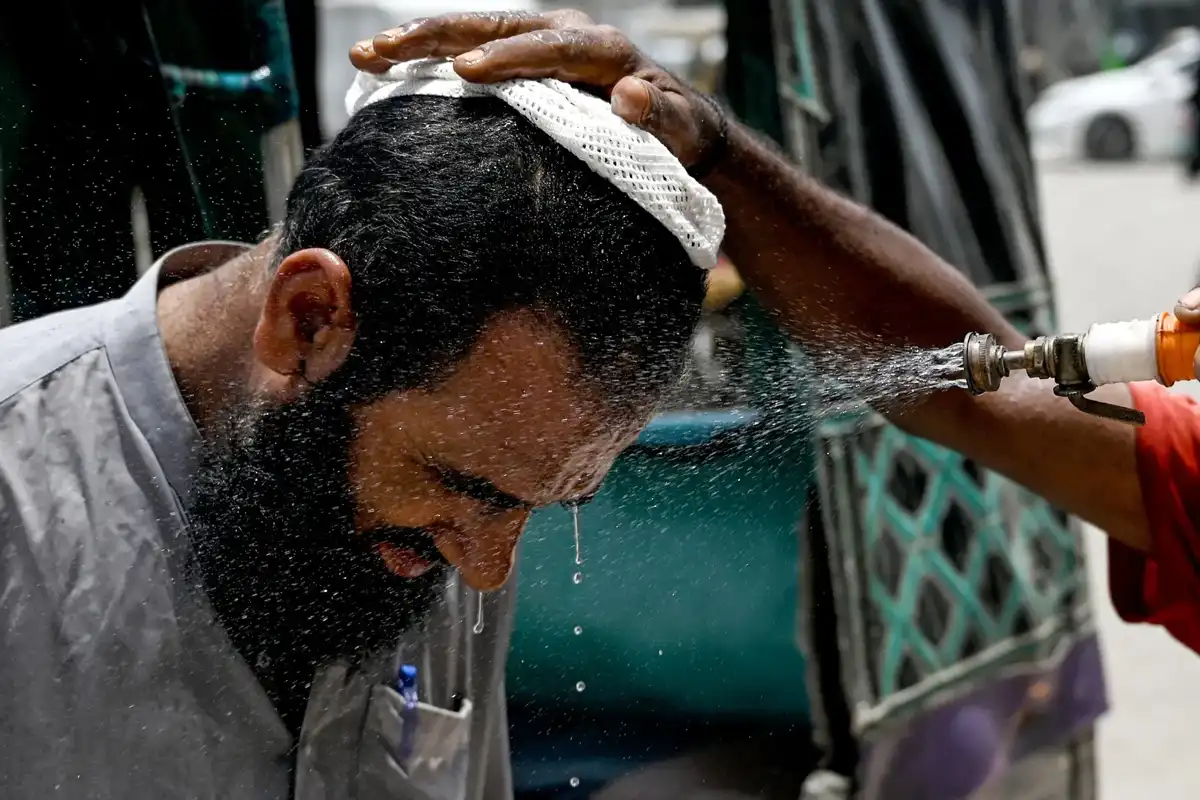 کراچی میں سورج آگ برسانے لگا، گرمی کی شدت 47 ڈگری تک محسوس ہونے کا خدشہ