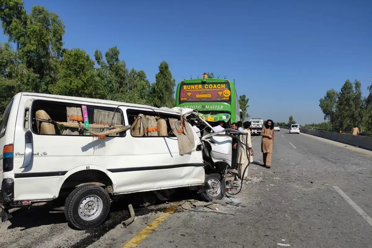 سوات ایکسپریس وے پر خوفناک ٹریفک حادثہ، 16 مسافر جاں بحق اور 8 زخمی