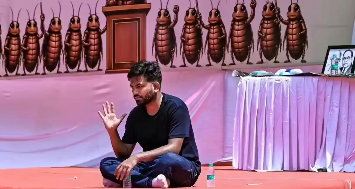 کاکروچ جنتا پارٹی مودی کے گلے کی ہڈی بن گئی، وزیر تعلیم کے استعفے کیلئے نئی دہلی میں دھرنا جاری