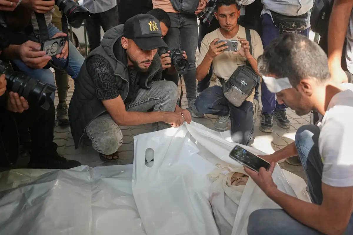 غزہ میں اسرائیلی فورسز کی وحشیانہ بمباری، صحافی سمیت مزید 6 فلسطینی شہید