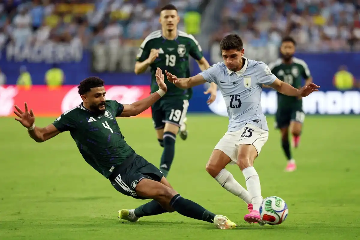 فٹبال ورلڈکپ کے سنسنی خیز مقابلے میں سعودی عرب اور یوراگوئے کا میچ 1-1 سے برابر