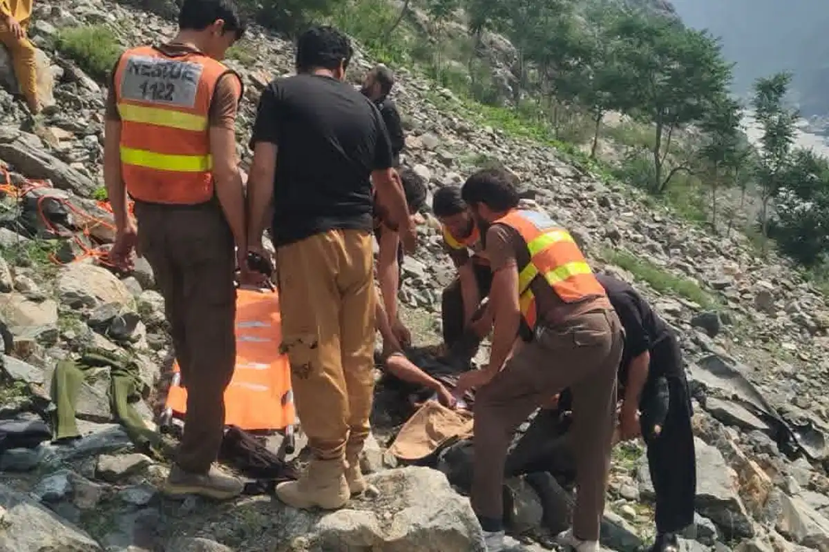 کوہستان کے قریب کار کو المناک حادثہ، 6 مسافر موقع پر ہی جاں بحق