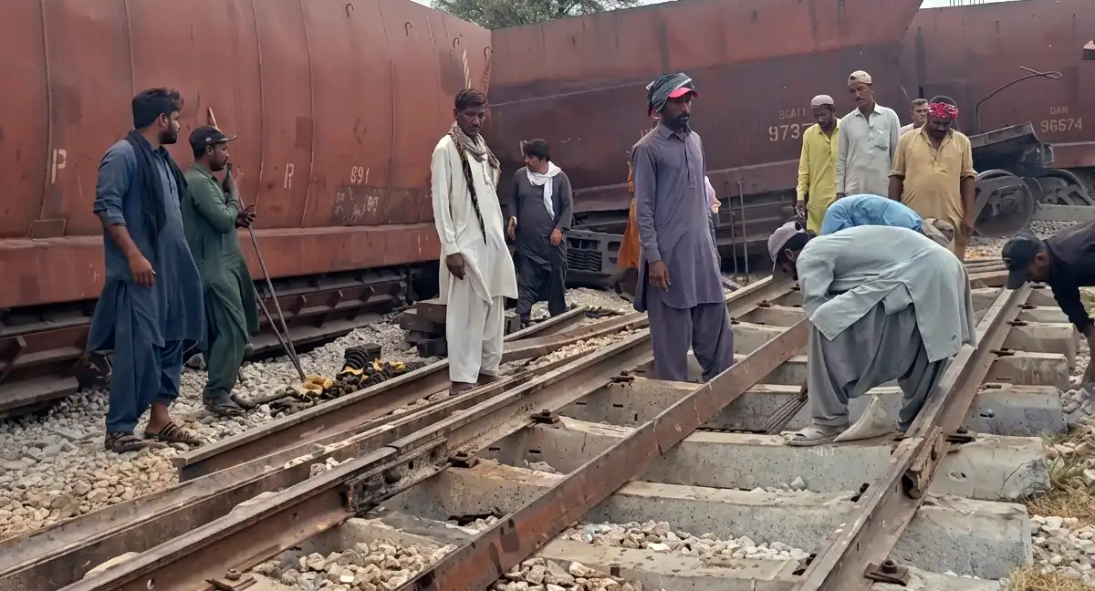 مٹیاری میں مال گاڑی کی 10 بوگیاں پٹری سے اتر گئیں، ریلوے کا نظام درہم برہم، ٹریک تاحال بحال نہ ہو سکا