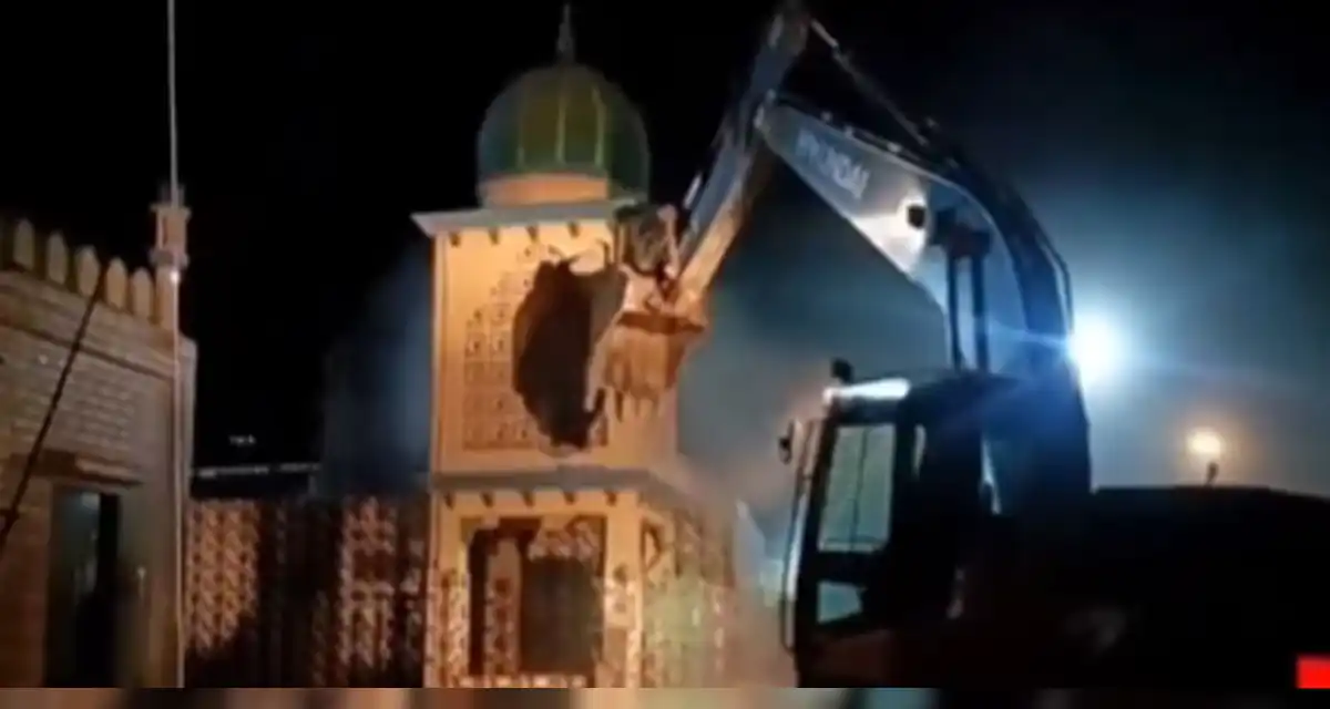 بھارتی ریاست گجرات میں مزید 3 مساجد اور متعدد مزارات مسمار کر دیے گئے