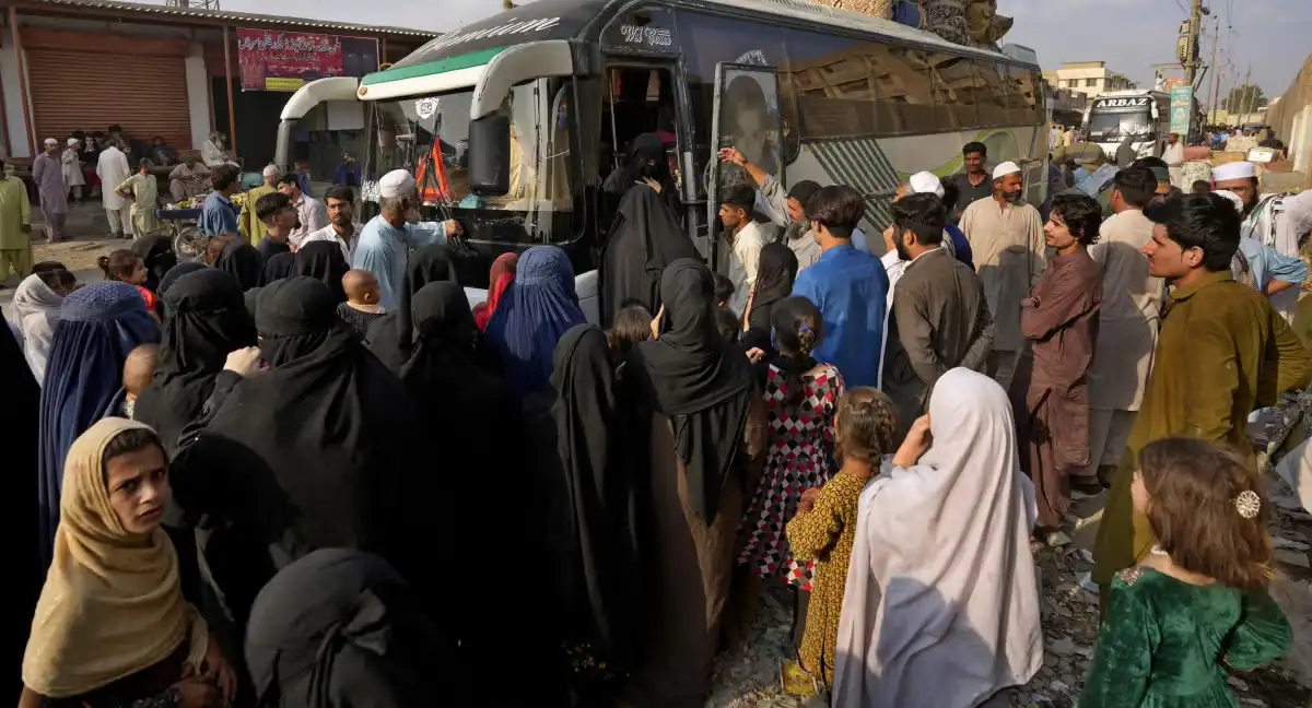 دنیا بھر سے واپس آنے والے افغان مہاجرین طالبان حکومت میں روزگار اور طبی سہولیات سے محروم