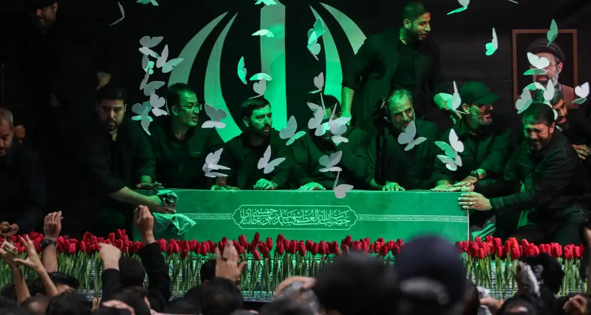 شہید سپریم لیڈر آیت اللہ علی خامنہ ای کا جسد خاکی آخری دیدار کے بعد تہران منتقل