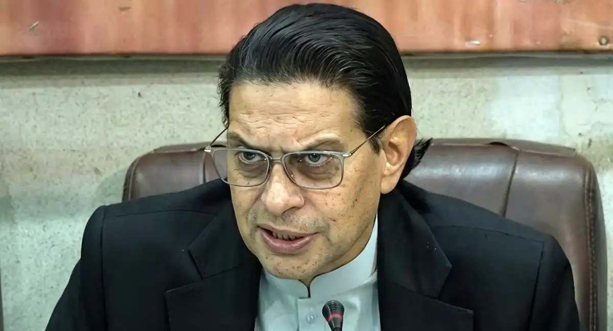 عمران خان قید تنہائی میں ہیں، جیل گارڈز انہیں سلام تک کا جواب نہیں دیتے، سلمان اکرم راجہ