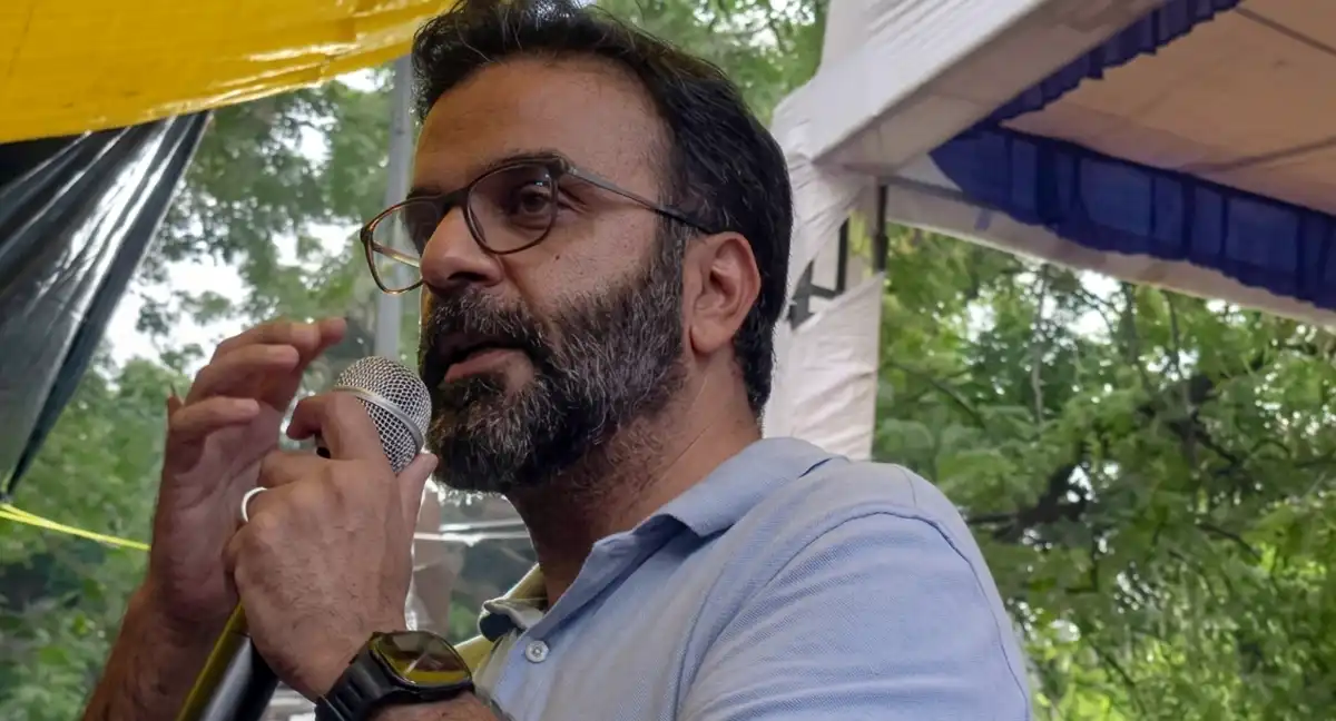 کاکروچ جنتا پارٹی کے احتجاج میں کشمیری رکن پارلیمنٹ کا دفعہ 370 کی بحالی کا مطالبہ