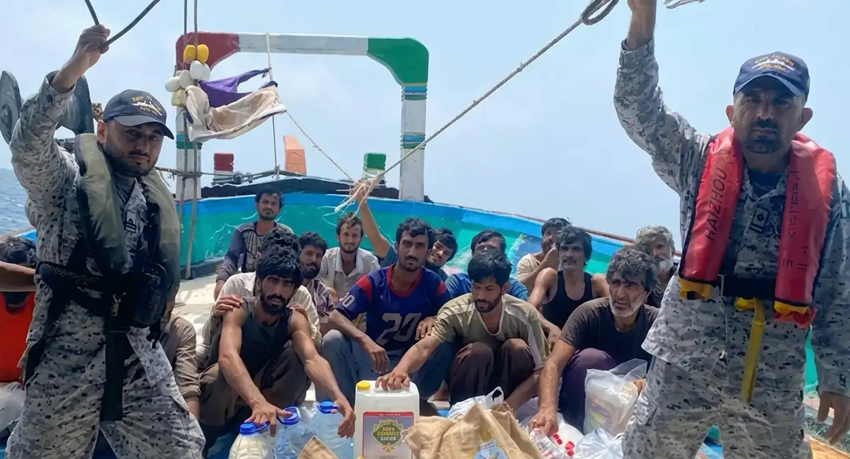 پاک بحریہ نے سمندر میں پھنسی کشتی کے 8 ایرانیوں سمیت 19 ماہی گیروں کو بچا لیا
