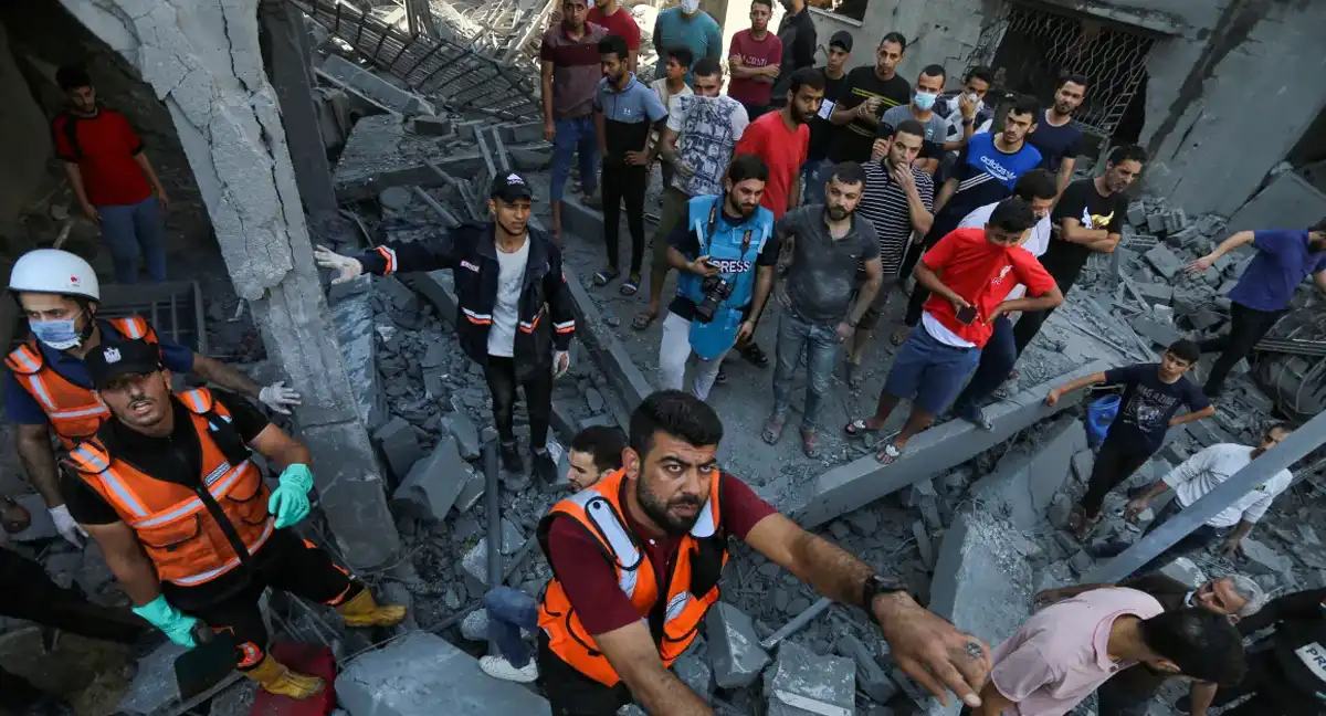 غزہ میں شدید انسانی بحران، اسرائیلی حملوں اور آلات کی کمی کے باعث امدادی کارروائیاں شدید متاثر