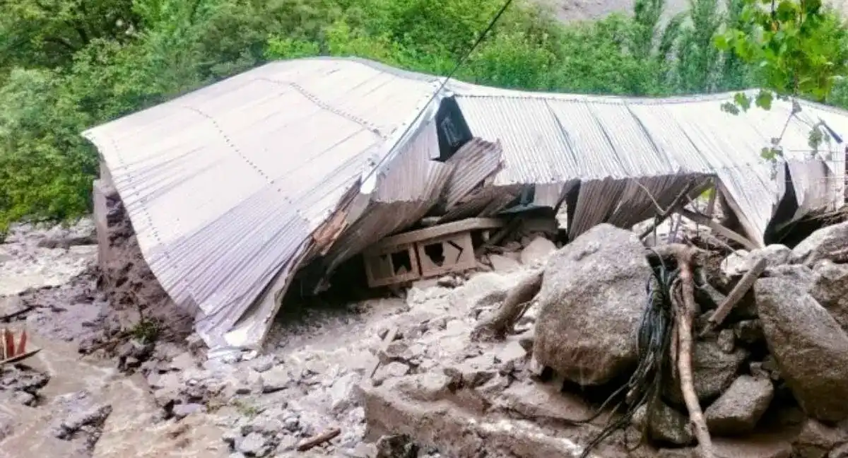 خیبر پختونخوا میں طوفانی بارشیں، ندی نالے بپھر گئے، 12 افراد جاں بحق، ناران اور کاغان میں سیاح محصور