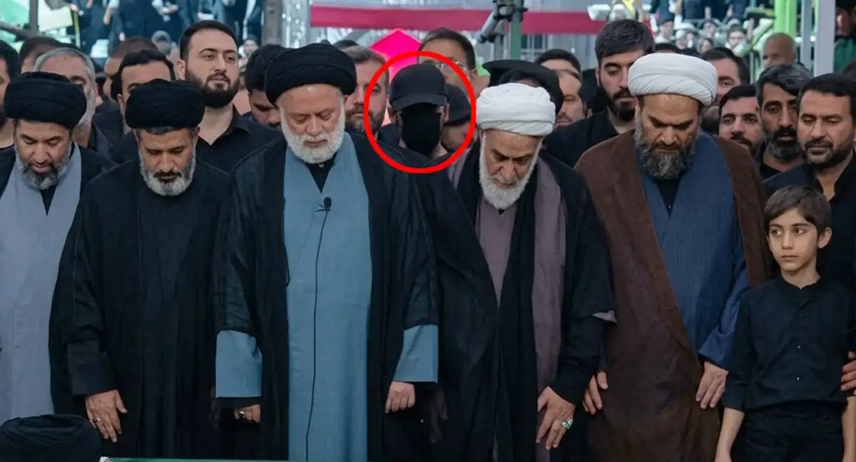 ایران کے شہید سپریم لیڈر علی خامنہ ای کی نمازِ جنازہ میں موجود نقاب پوش شخص کی حقیقت سامنے آگئی