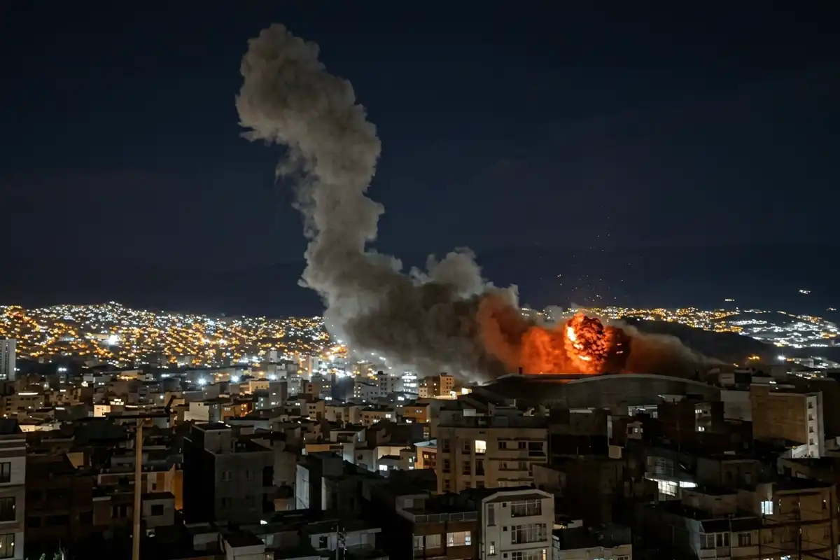 امریکہ کے ایران کے خلاف مسلسل دسویں رات بھی فضائی حملے جاری، مختلف شہروں میں دھماکے
