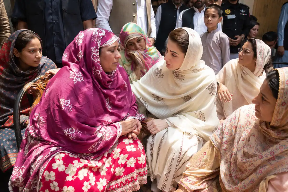 سانحہ کاہنہ: وزیر اعلیٰ مریم نواز کی کاہنہ میں جاں بحق بچوں کے دکھی والدین سے ملاقات، مالی امداد کا اعلان
