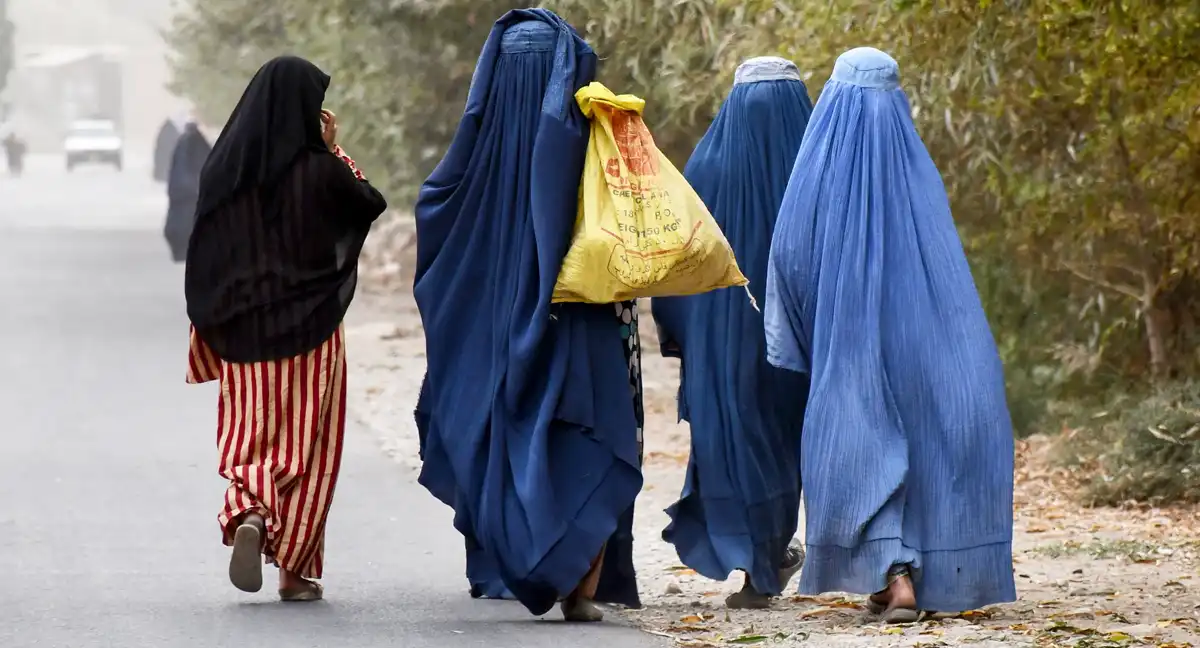 افغانستان میں طالبان کی سخت پابندیوں کے باعث افغان خواتین خودکشی کرنے پر مجبور