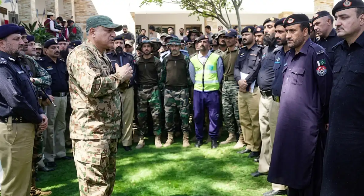 کور کمانڈر پشاور کا ضلع دیر اور جی او سی کا لکی مروت کا دورہ، مقامی آبادی کی جانب سے شاندار استقبال